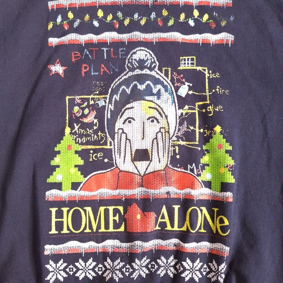 Gildan Home Alone Christmas Heavy Blend Sweatshirt, Large - Picture 3 of 10